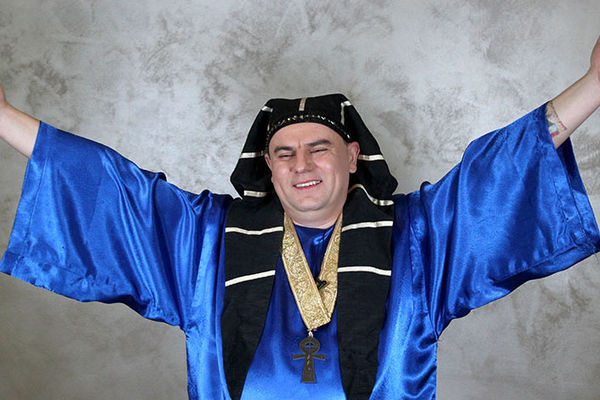 Milan Tarot: Vučić će se ženiti 14 puta, Tadić je u panici jer postaje sve ružniji! (VIDEO)