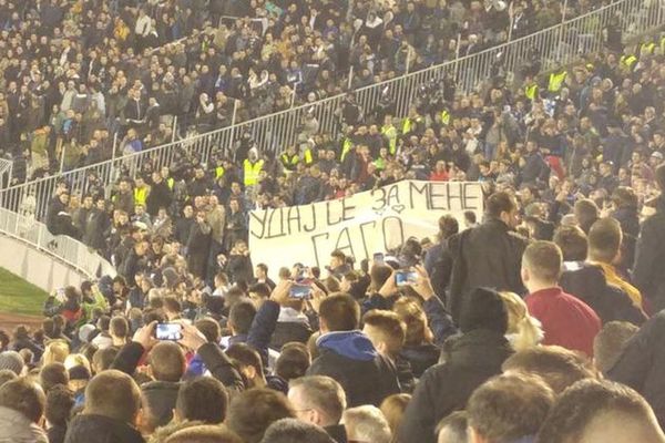 Pala prosidba na derbiju: Navijač Partizana na poluvremenu verio devojku! (FOTO) (VIDEO)