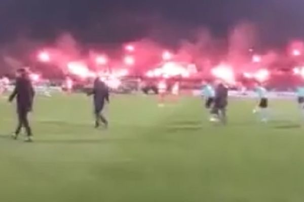 Spektakularna bakljada Delija na početku drugog poluvremena! (VIDEO)