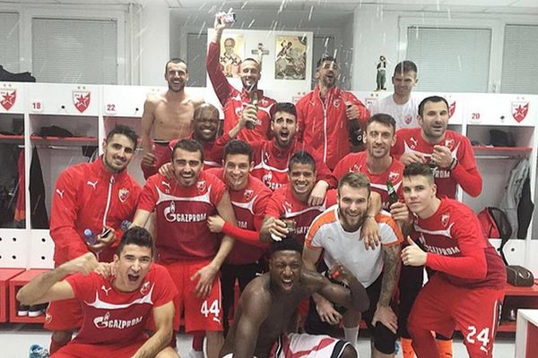 Prštalo je u svlačionici Zvezde: Le Talek otvorio pivo, a Kahriman šampanjac! (FOTO)