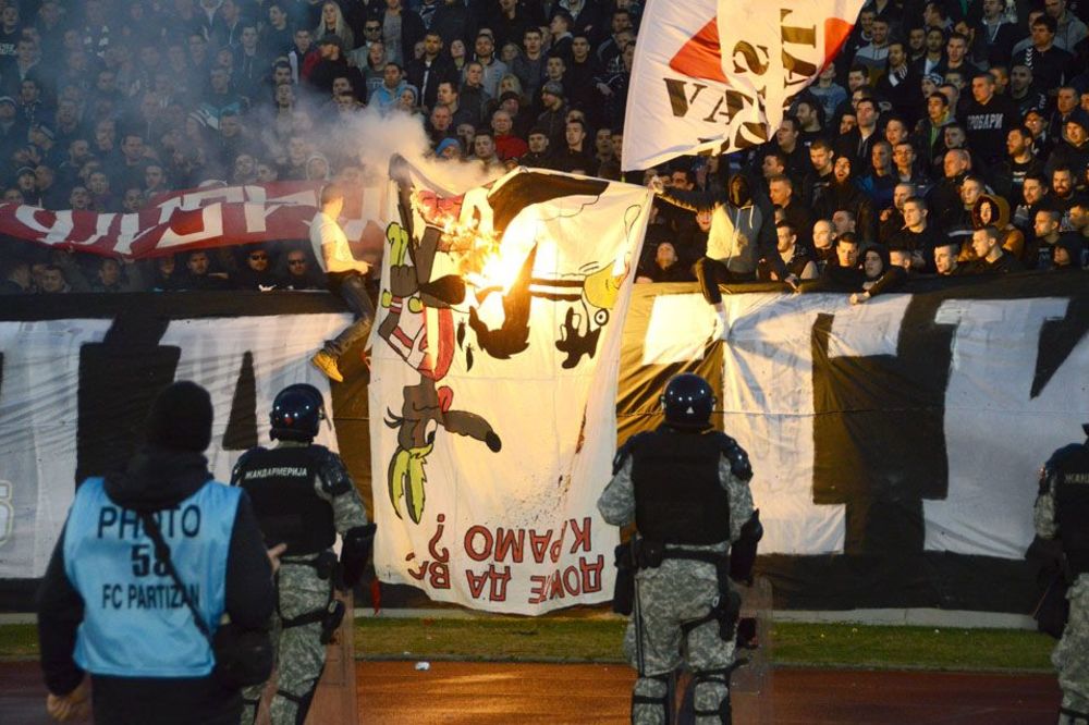 Ostala samo hrpa pepela: Grobari palili Zvezdine dresove i zastave! (FOTO) (VIDEO)