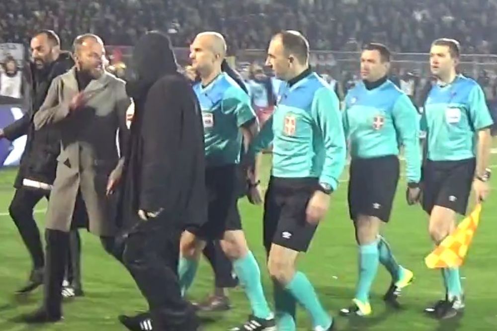 Uneo mu se u facu i urlao: Gnevnog trenera Partizana nisu mogli da odvoje od sudije Glođovića! (VIDEO)
