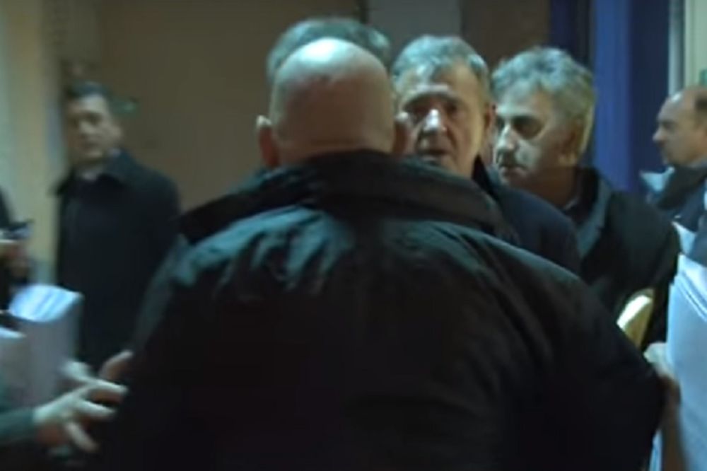 Ovako reaguje Vučićev poslanik kada mu se neko ne sviđa: Jedi go*na, majmune jedan! (VIDEO)