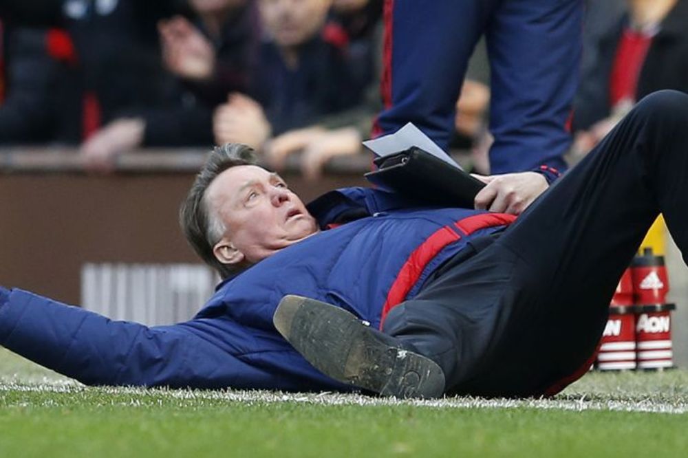 Van Gal ponovo predmet sprdnje: Bacakanje pored terena hit na internetu! (FOTO) (VIDEO)