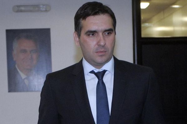 Što ne uzmeš tatinu domaću? Kragujevac u dugovima, a Tomin sin kupuje 500 litara skupih rakija, vina i viskija!