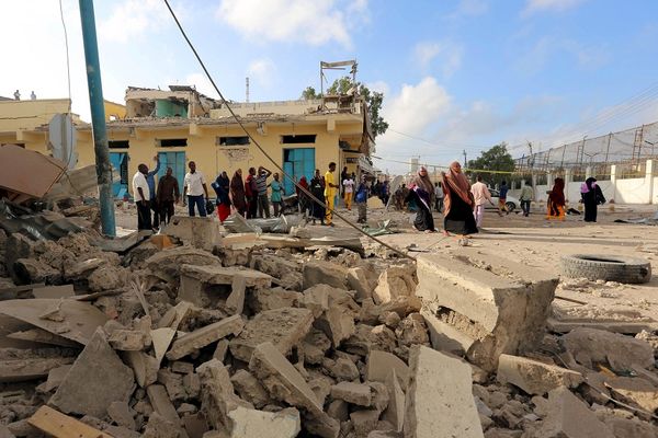 Somalijski horor uživo: Najmanje 30 poginulih u bombaškim napadima terorista (JEZIVI FOTO)