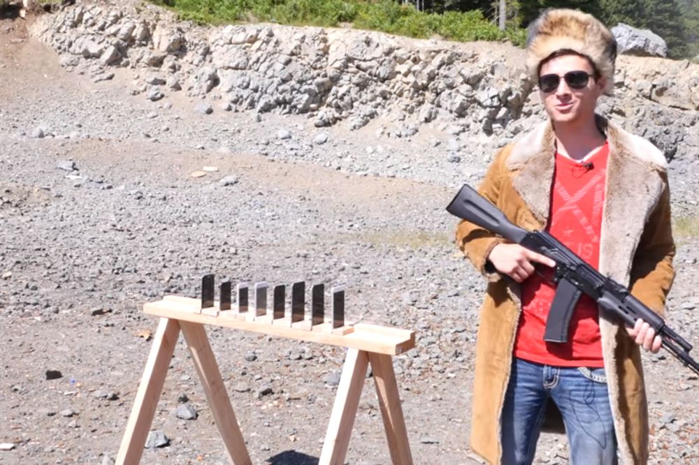 Koliko Ajfonova je potrebno da se zaustavi Kalašnjikov? (VIDEO)