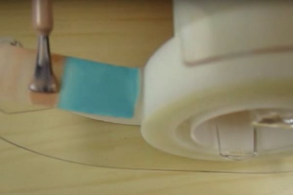 Namazala je lak na selotejp, a ono što je dobila olakšaće vam sređivanje noktiju! (VIDEO)