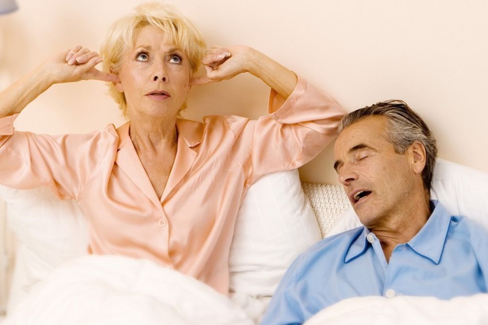 Ko je glasniji? Zašto muškarci više hrču od žena (GIF)