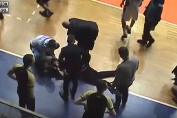 Pojavio se snimak nokauta sudije u Kraljevu: Jedva su ga povratili iz nesvesti! (VIDEO)
