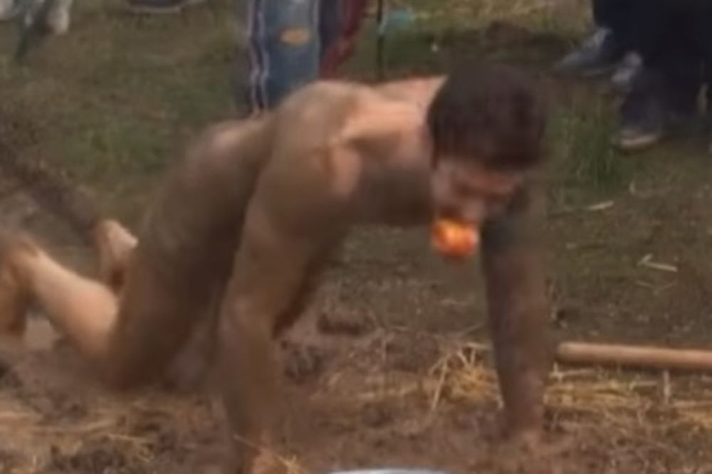 Šikljalo blato po Lisoviću: Farmeri ritualnim obredom proslavili dan svinja (VIDEO)