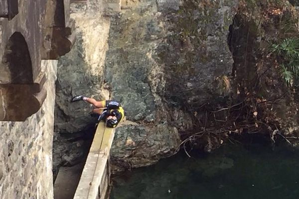 Može da bude srećan što je uopšte živ: Biciklista preživeo pad sa 10 metara visine! (FOTO) (VIDEO)