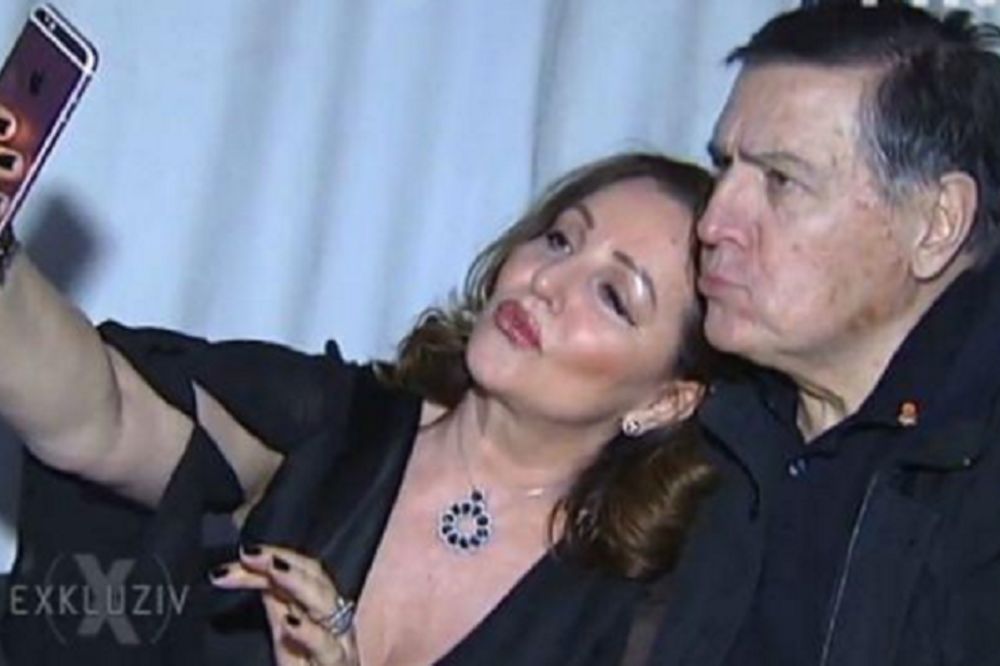 Kad se matorci napuće! Ana i Mrka bi i Staniju i Anastasiju pobedili u pućenju! (FOTO)