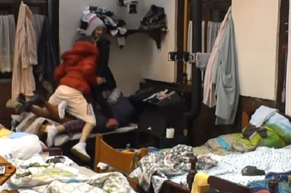 Grupnjak na Farmi! Marija bez gaćica u krevetu sa Crnim, a onda su uleteli ostali! (VIDEO)