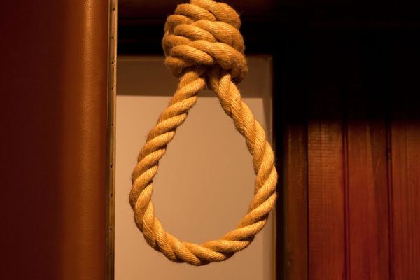 Horor nad hororima: Majka obesila osmogodišnju devojčicu, a zatim se ubila!