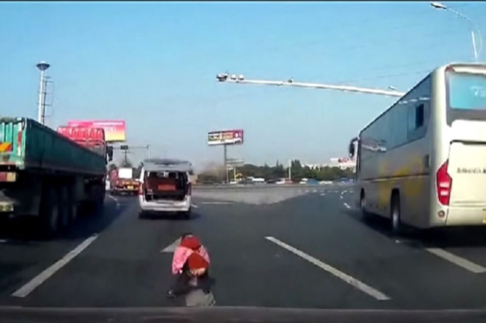 Mališan ispao iz gepeka, u automobilu nisu ni primetili da ga nema! (VIDEO)