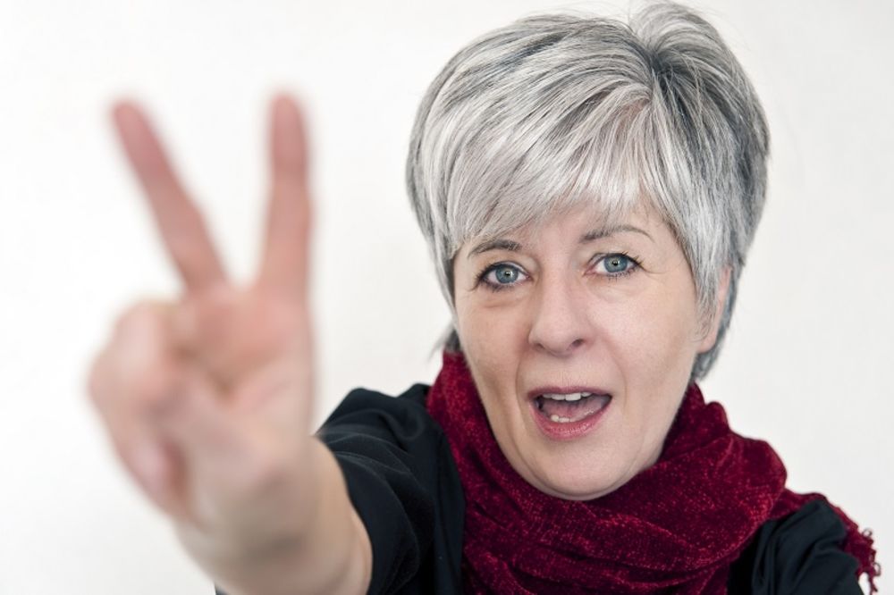 Nije stres, nije alkohol, nije nikotin: Zašto rastu sede vlasi? (FOTO) (GIF)