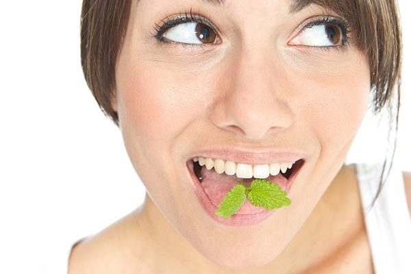 Kako ovo može da bude neprijatno! 6 neobičnih razloga zbog kojih nastaje loš zadah (FOTO)