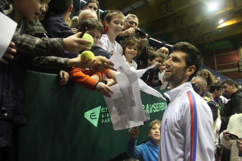 Nole i Ziki napravili šou na treningu za navijače: Đoković oduševio klince u Pioniru! (FOTO)