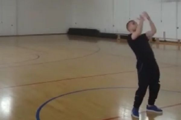 Nije samo majstor fudbala: Zlatni Orlić dao koš leđima okrenut obruču sa pola terena! (VIDEO)