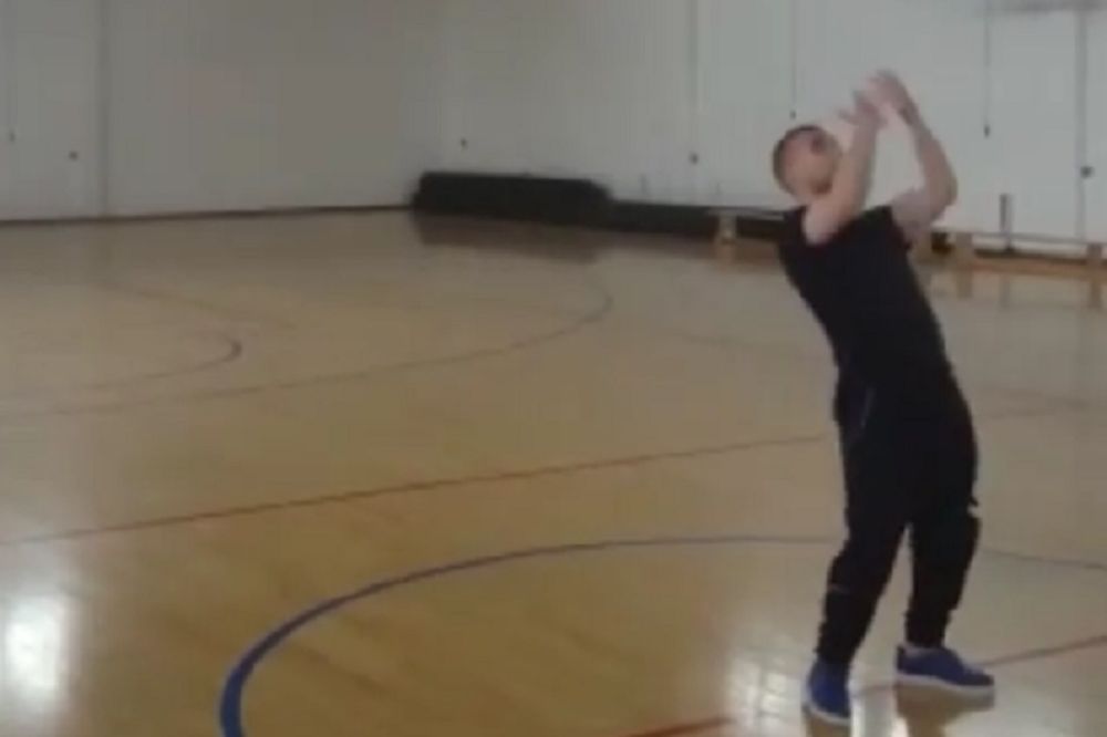 Nije samo majstor fudbala: Zlatni Orlić dao koš leđima okrenut obruču sa pola terena! (VIDEO)