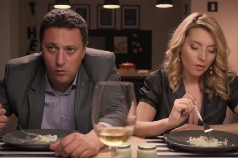 Reakcije su urnebesne! Pogledajte kako su se Anđelka i Andrija snašli na svinger-partiju! (FOTO)