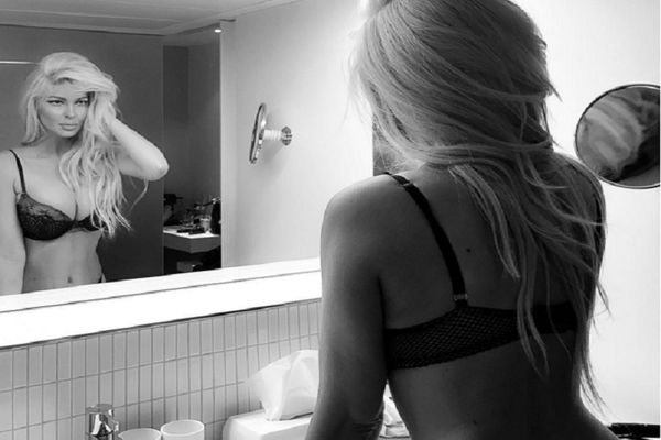 Obukla samo ružu! JK JK JK - gola gola gola! Karleuša opalila trostruki goli selfi! (FOTO)