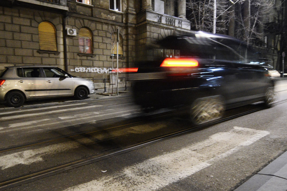 Ova baka iz BG-a je gurala sama svoj auto na Bulevaru, a onda su došli oni i ova priča je postala hit na netu!