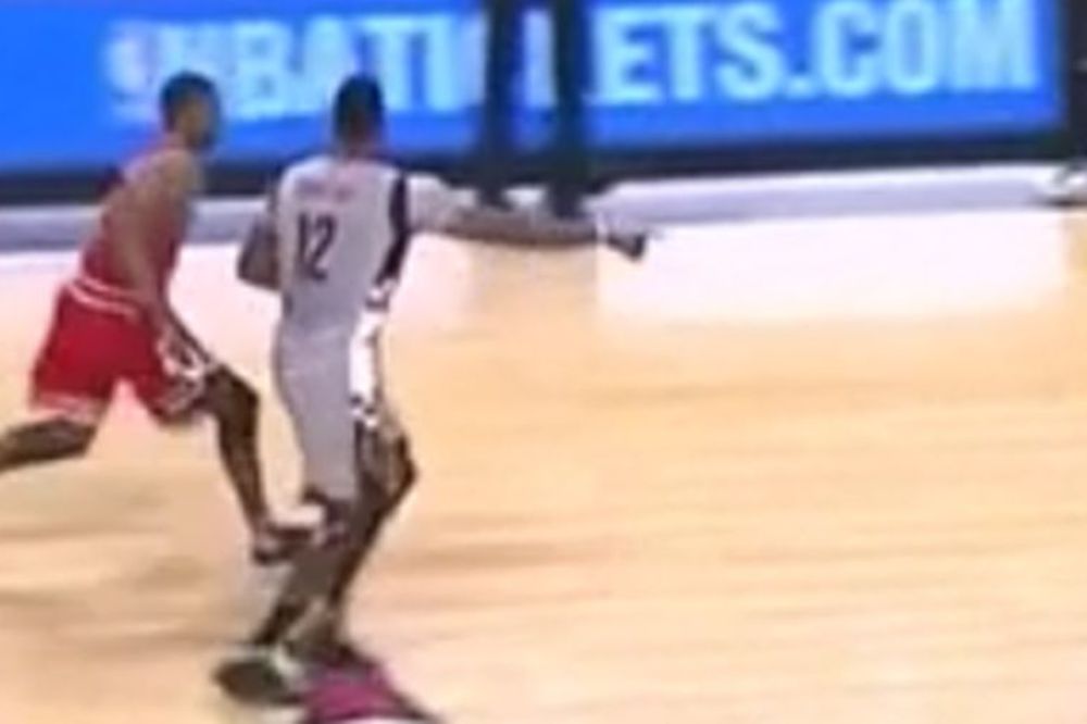 Kada ne možeš da ih pobediš, pridruži im se: Hauard pokazivao protivniku gde da da koš! (VIDEO)