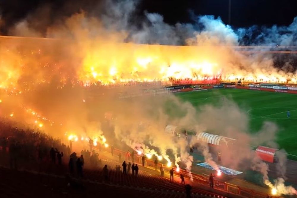 Piro šou iz drugog ugla: Ovako su Delije proslavile 71. rođendan Crvene zvezde! (VIDEO) (GIF)