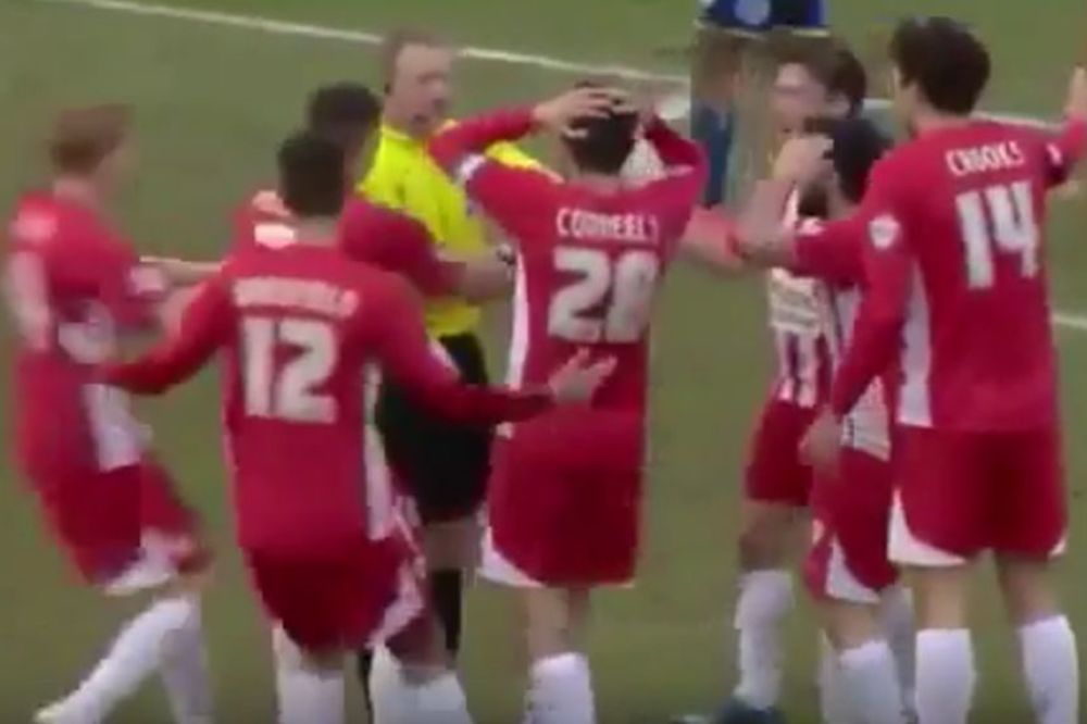 Sudija, šta to uradi!? Svirao kraj poluvremena baš kada je postignut gol! (VIDEO)