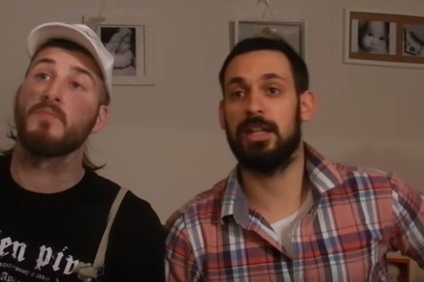 Da li je moguće da je ovo Srbija? Gej par iz Šumadije usvojio dete i izazvao totalnu pometnju! (VIDEO)