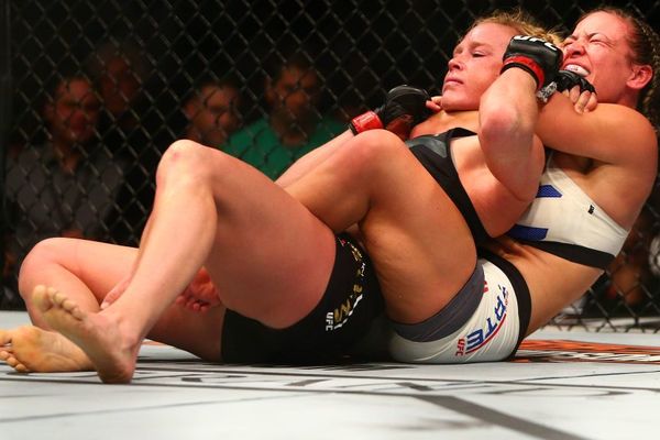 Ugušila je do nesvesti: Holi Holm izgubila titulu na brutalan način! (FOTO) (VIDEO)