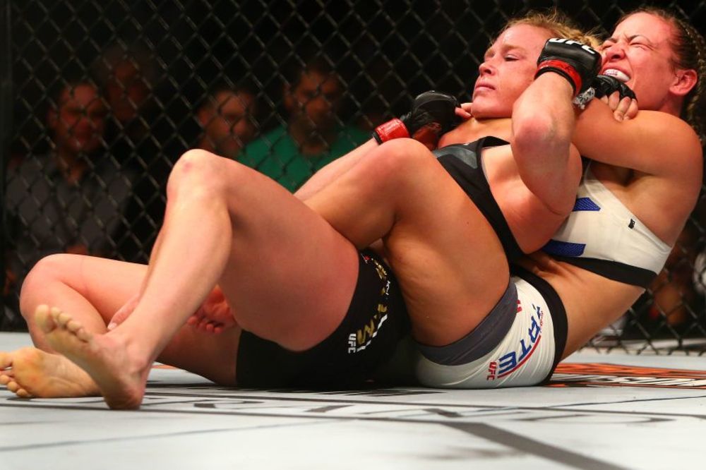 Ugušila je do nesvesti: Holi Holm izgubila titulu na brutalan način! (FOTO) (VIDEO)