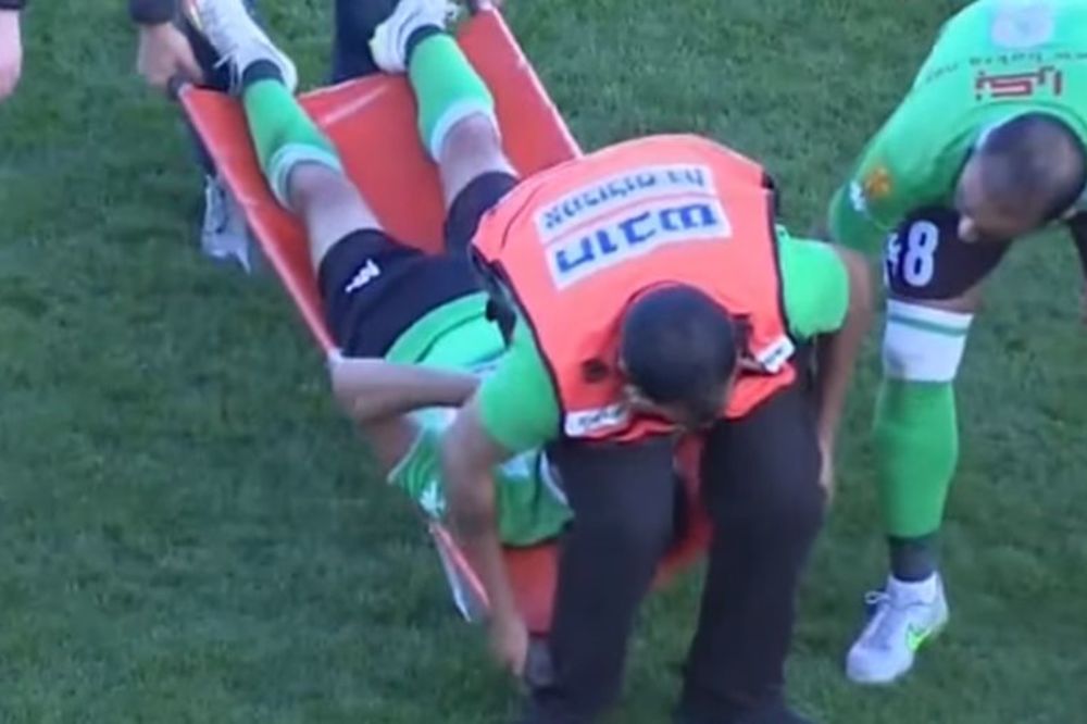 Samo vi ne pomagajte: Redari su bili toliko nesposobni, da je saigrač morao da ga iznese! (VIDEO)