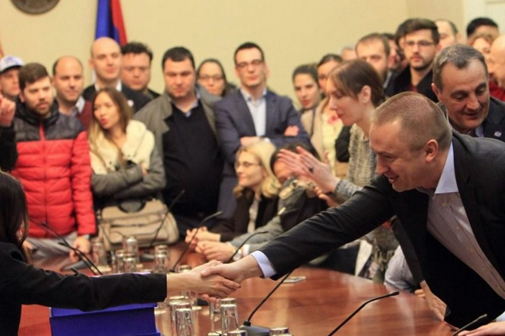 Ne daju se naprednjacima: I DS predao listu za izbore (FOTO)