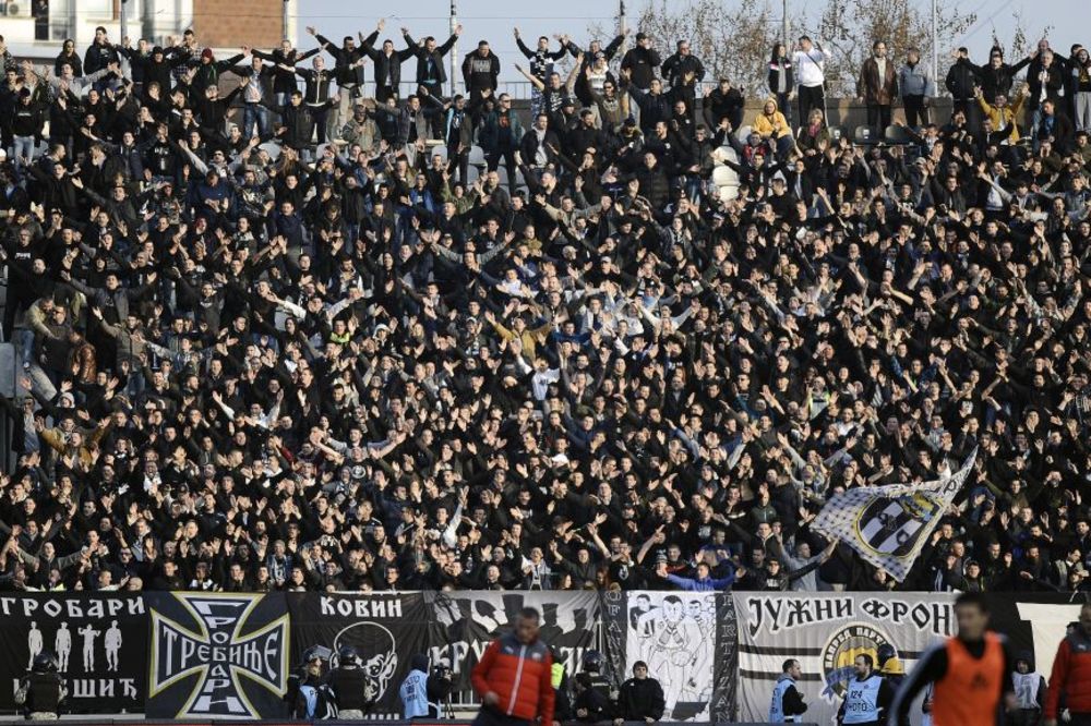 Grobari ne odustaju: Čairom je odzvanjalo Vučiću pe***u! (VIDEO)