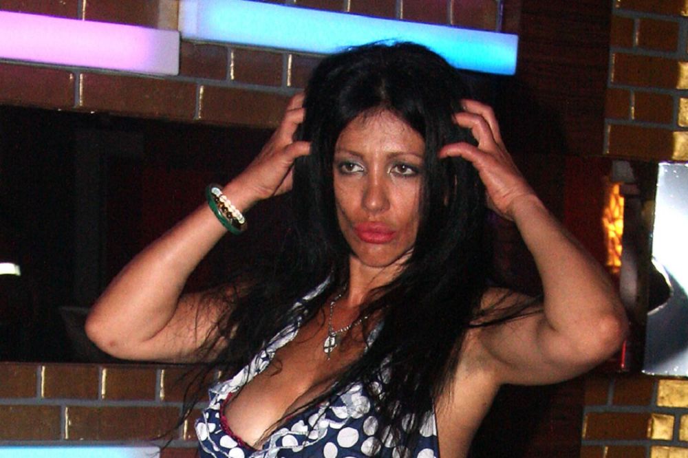 Kod nje za pare može sve: Vendi peva pod šatorom, muškarci je drpaju i guraju joj prst u ...! (VIDEO)