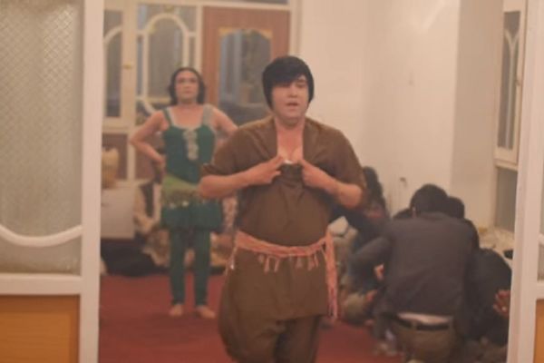 Ovo su bače, dečaci koji se oblače u žene, plešu i pružaju seks muškarcima! (VIDEO)