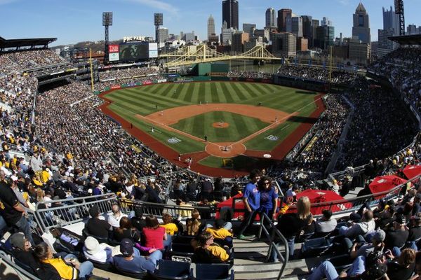 Navijač spasio život dečaku na bejzbol utakmici neverovatnim refleksom! (FOTO)