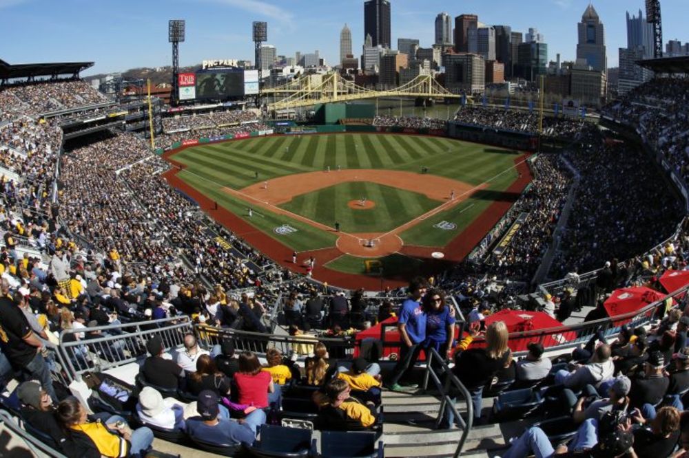 Navijač spasio život dečaku na bejzbol utakmici neverovatnim refleksom! (FOTO)