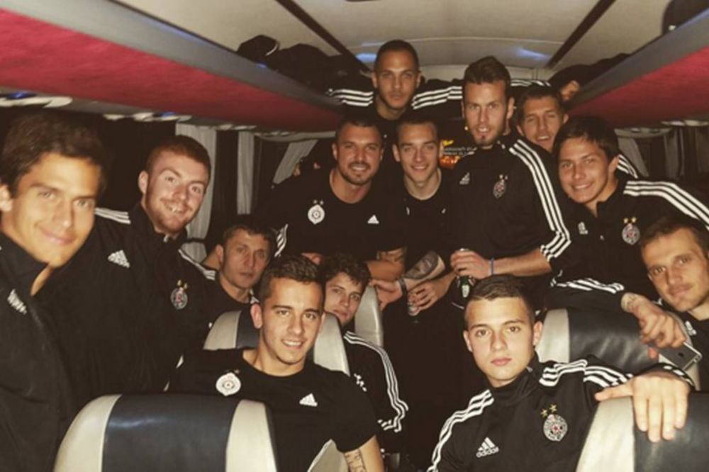 Dve pobede i odmah pivo i narodnjaci u Partizanovom autobusu na povratku iz Niša! (VIDEO)