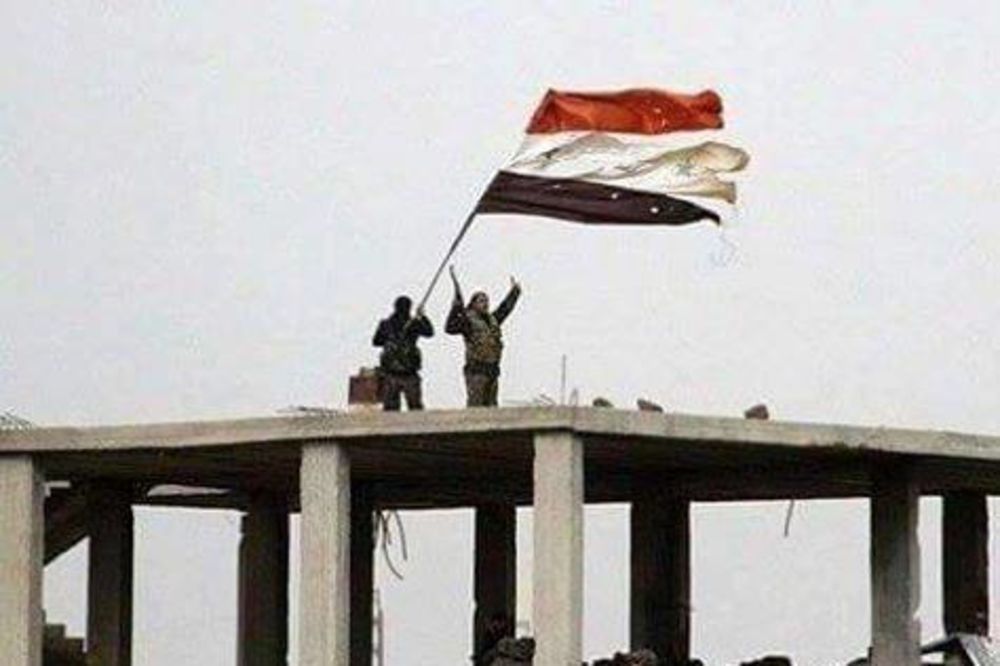 Rasulo među džihadistima! U centru Rake vijori se sirijska zastava! (FOTO)