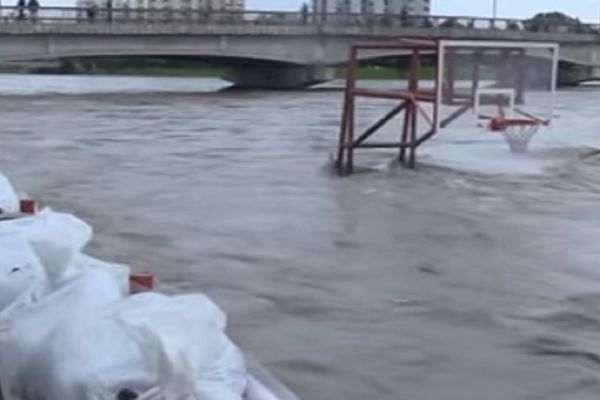 Voda progutala terene Borca iz Čačka: Nabujala reka preti da potopi i halu! (VIDEO)