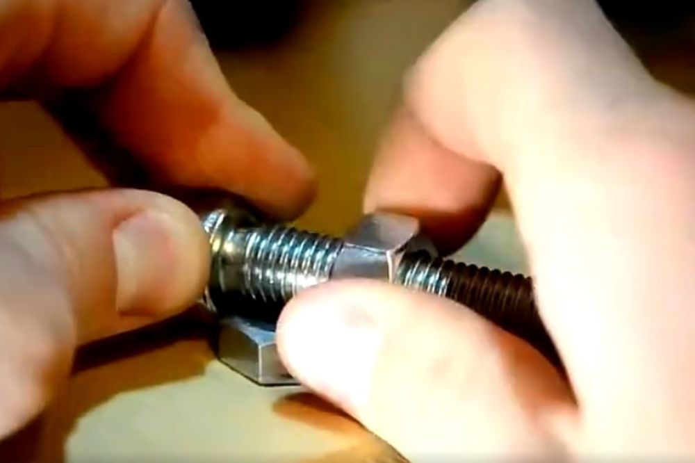 Nemate šrafciger? Ovo je najlakši način da zavrnete šraf (VIDEO)