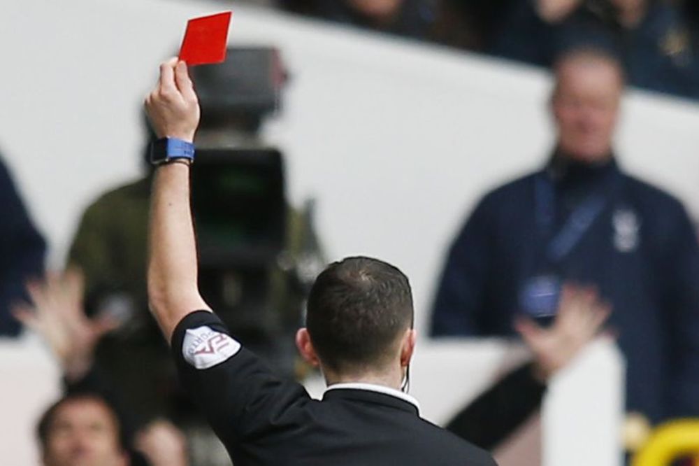 Šta su igrači radili pa je sudija toliko odlepio: Podelio 15 kartona, isključio 4 igrača! (FOTO)