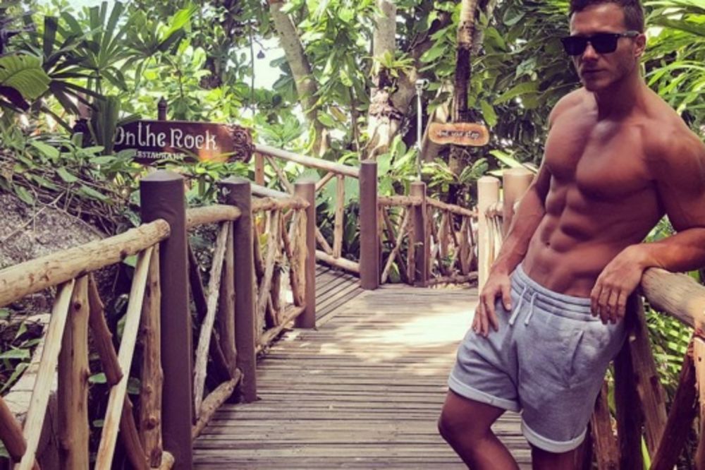 Dame, srećan 8. mart! Preplanuli Saša Kovačević bez majice u potpuno mokrim farmerkama! (FOTO)