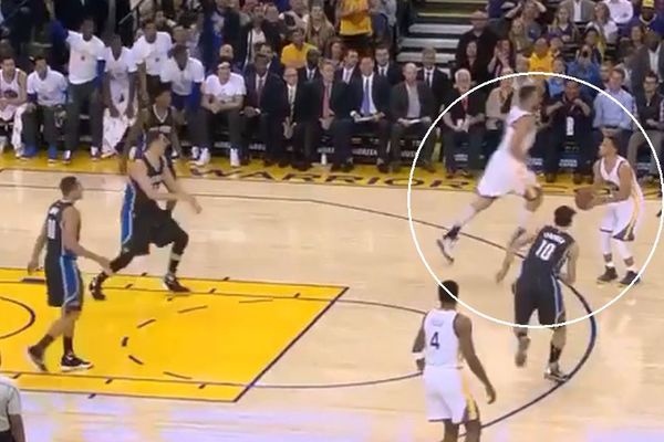 Kad Kari ostane sam na šutu za tri, njegov centar se već raduje i trči na svoju polovinu! (VIDEO)