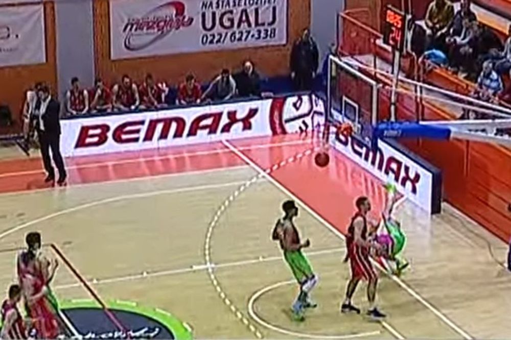 Užasna povreda igrača Mege: Jaramaz slomio potkolenicu pri doskoku! (GIF) (VIDEO)