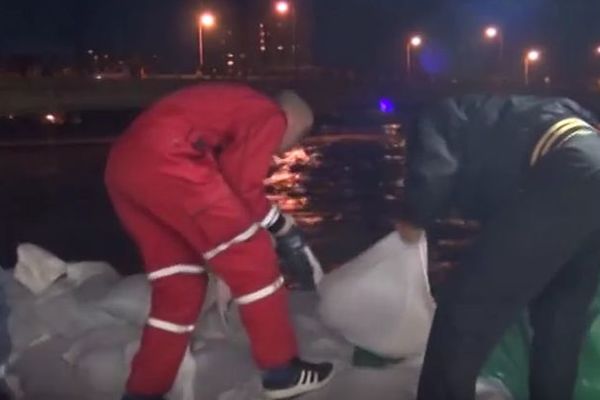 Alarmantno: Košarkaši Borca džakovima brane halu od vodene stihije! (VIDEO)